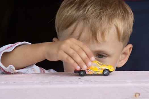 NiC3B1o-jugando-con-coche